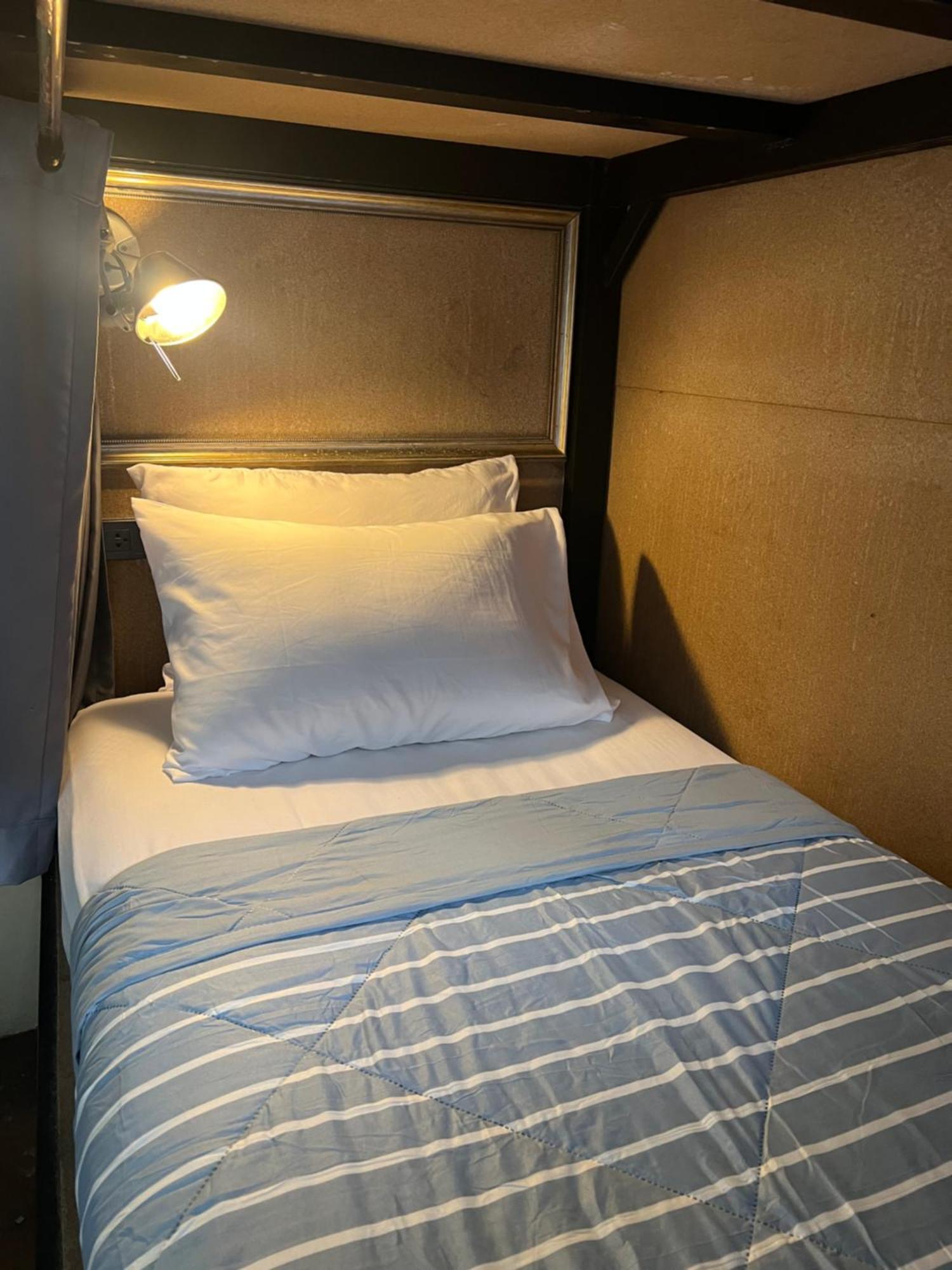 סוראט תאני 2Street Hostel (Adults Only) מראה חיצוני תמונה